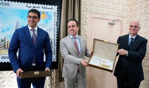 بريد المغرب يصدر طابعا بريديا تذكاريا احتفاء باختيار الرباط عاصمة عالمية للكتاب لعام 2026